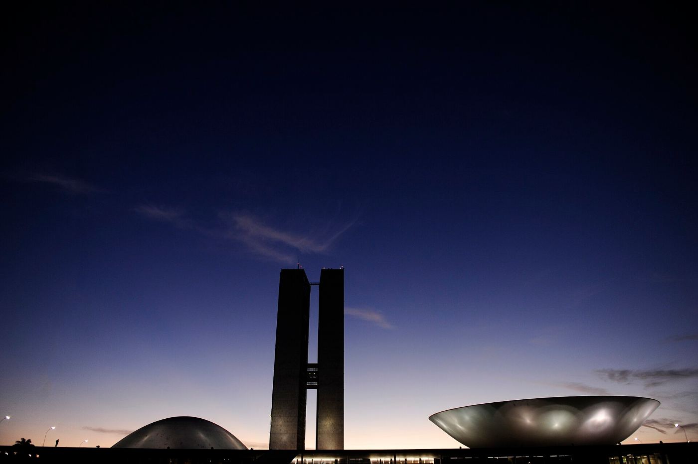 Congresso Nacional ao amanhecer, em silhueta contra o céu azul